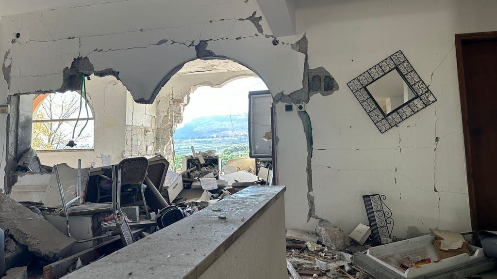 إعلام العدو الضرر الكبير الذي لحق بالمنزل الذي استهدفه حزب الله اليوم بصواريخ مضادة للدروع في "كفار يوفال".